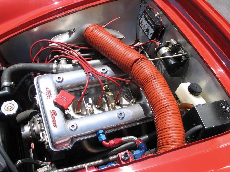 Моторный отсек Alfa Romeo Spider Veloce Monoposto 1957 года  (фото 9 из 10)